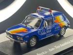Miniatura colecionável em die-cast (metal com pormenores em plástico) referente ao clássico Volkswagen Brasília na caracterização de veículo de serviço da "Auto-Tour Assistência Automobilística". Apresenta pintura na cor azul com grafismos e faixas decorativas em amarelo, laranja e branco no capô e nas laterais. Destaca-se pelo elevado nível de detalhamento, incluindo o luminoso de tejadilho "auto-tour", inscrições publicitárias e identificação do número de frota "206", faróis quádruplos encastrados com lentes transparentes, grelha frontal, retrovisores e para-choques cromados, além de limpadores de para-brisas em miniatura. Equipado com jantes prateadas estilo época e pneus em borracha. Encontra-se fixado sobre base expositora rígida na cor preta, com a identificação do modelo gravada em letras prateadas na parte frontal.Item em excelente estado geral de conservação, com pintura brilhante, grafismos totalmente preservados e sem faltas na estrutura. Vidros acrílicos transparentes e conservados. A base expositora encontra-se em perfeito estado com gravação limpa.Medidas: 3 cm (altura)  9 cm (comprimento)  3 cm (largura).