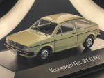 Miniatura colecionável em die-cast (metal com detalhes em plástico) referente ao icónico hatchback Volkswagen Gol BX do ano de 1981. Apresenta acabamento em pintura na cor bege clássico. Destaca-se pelo rigor nos detalhes da carroçaria, incluindo frisos laterais em preto, para-choques pretos com ponteiras, maçanetas destacadas, lanternas traseiras tricolores e placa identificativa do modelo. Equipado com jantes de aço originais com calota central cromada e pneus em borracha. Encontra-se fixado sobre base expositora rígida na cor preta, com a identificação do modelo gravada em letras prateadas na parte frontal.Item em excelente estado geral de conservação, com pintura brilhante e estrutura íntegra, sem faltas ou descasques. Vidros acrílicos transparentes e preservados. A base expositora encontra-se em perfeito estado com a serigrafia limpa.Medidas: 3 cm (altura)  8 cm (comprimento)  3 cm (largura).