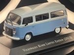 Belíssima miniatura colecionável da Volkswagen Kombi Limited Edition, ano 2013, reproduzindo uma das versões comemorativas mais emblemáticas do tradicional utilitário da marca alemã, lançada para marcar o encerramento de sua produção no Brasil. O modelo apresenta elegante pintura bicolor em azul-claro e branco, característica marcante da edição especial, com acabamento cuidadosamente detalhado e fiel às linhas clássicas da Kombi.A peça destaca-se pela reprodução da carroceria, janelas laterais, para-brisa com limpadores, retrovisores, faróis circulares, grade dianteira e rodas com calotas brancas. Apresenta ainda detalhes decorativos alusivos à edição comemorativa, valorizando sua apresentação e seu interesse para colecionadores de veículos históricos brasileiros.Montada sobre base expositora preta com identificação Volkswagen Kombi Limited Edition (2013), constitui um interessante exemplar para coleções de miniaturas automobilísticas, vitrines temáticas e decoração de ambientes dedicados à história do automobilismo.Medidas: 05 x 10 x 03 cm.Estado de conservação: Apresenta sinais superficiais de manuseio, pequenas marcas e riscos, especialmente nos vidros, conforme fotografias.
