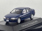 Miniatura die-cast do sedan Chevrolet Vectra II (1997) na cor azul escuro, pertencente à coleção "Carros Inesquecíveis do Brasil". Apresenta detalhes fiéis do modelo de segunda geração, incluindo frisos laterais cromados e puxadores detalhados, grelha frontal com o emblema da marca e faróis integrados, jantes de liga leve prateadas de múltiplos raios, inscrições "2.0", "VECTRA" e "CHEVROLET" na tampa traseira, placas identificativas "CHEVROLET VECTRA II", base expositora gravada e caixa acrílica de proteção. Com marcas de tempo de uso.