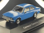Miniatura colecionável em die-cast (metal com detalhes em plástico) referente ao clássico sedan de duas portas Chevrolet Chevette do ano de 1974. Apresenta pintura na cor azul brilhante. Destaca-se pela fidelidade ao modelo de primeira geração, incluindo para-choques em lâmina cromada, retrovisor cromado, maçanetas destacadas, grelhas de ventilação na coluna C, pequenas lanternas traseiras retangulares e placa identificativa "Chevrolet Chevette". Equipado com jantes de aço prateadas com calotas centrais cromadas e pneus em borracha. Encontra-se fixado sobre base expositora rígida na cor preta, com a identificação do modelo gravada em letras prateadas na parte frontal.   JPG+ 4Item em excelente estado geral de conservação, com pintura e estrutura íntegra, sem faltas nem descasques. Acrílicos dos vidros preservados e base expositora em perfeito estado com a serigrafia limpa.   JPG+ 1Medidas: 3 cm (altura)  9 cm (comprimento)  3 cm (largura).