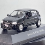 Miniatura die-cast colecionável do automóvel Renault Clio de 2000. Apresenta pintura na cor preta. Caracteriza-se pela carroçaria de 5 portas, grelha frontal com o losango da Renault, faróis transparentes, inscrições "RENAULT" e "Clio" na traseira, matrículas identificativas "RENAULT CLIO" e base expositora rígida com fundo técnico ilustrativo e a inscrição "Renault Clio (2000)" acompanhada de caixa acrílica de proteção.   Tamanho: Aprox. 3 cm  9 cm  4 cm (escala 1/43).Com marcas de tempo de uso.