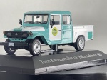 Miniatura die-cast da Toyota Bandeirante Pick-Up em caracterização da Polícia Ambiental de Rondônia, pertencente à coleção "Veículos de Serviço do Brasil". Apresenta pintura temática em verde e branco com o emblema da Polícia Ambiental nas portas dianteiras e a inscrição "FLORESTAL" no capô, além de caixa de carga branca, base expositora personalizada e caixa acrílica de proteção. Medidas: 04 x 12 x 04 cm. Com marcas de tempo de uso.