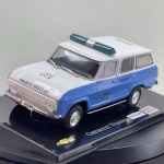 Miniatura die-cast da clássica Chevrolet Veraneio personalizada nas cores e caraterísticas da Polícia Militar (PATAMO - Polícia Militar do Estado do Rio de Janeiro), com pintura em branco e azul. Dispõe de giroflex no teto, inscrições "POLICIA MILITAR", "PATAMO" e "TEL: 190", emblemas institucionais, chapas identificativas, para-choques cromados e base expositora personalizada com a inscrição "Chevrolet Veraneio PATAMO Moreti Garage" acompanhada de caixa acrílica de proteção.   Tamanho: Aprox. 4 cm  12 cm  4 cm.Com marcas de tempo de uso.