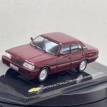 Miniatura die-cast colecionável do clássico veículo brasileiro Chevrolet Opala Diplomata SE Collectors de 1992. Apresenta pintura na cor vinho (vermelho-escuro/bordeaux). Caracteriza-se pelas linhas clássicas do sedan de 4 portas, grelha frontal com o emblema gravado, faróis com lentes transparentes, lanternas traseiras fumé com friso horizontal, jantes de liga leve prateadas, chapa de matrícula de São Paulo "BJB-5602", inscrições "4.1/S" e "CHEVROLET" na traseira, e base expositora rígida com caixa de proteção acrílica identificada com a inscrição "CHEVROLET OPALA DIPLOMATA COLLECTORS 1992".   Tamanho: 3 cm (altura)  11 cm (comprimento)  3 cm (largura).Com marcas de tempo de uso