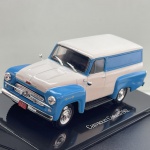 Miniatura die-cast do clássico utilitário Chevrolet Corisco de 1962 em pintura bicolor azul e branca. Caracteriza-se pela carroçaria fechada tipo furgão/perua, grelha frontal cromada, para-choques brilhantes, chapa de matrícula "15 02 12", base expositora com a inscrição "Chevrolet Corisco 1962" sob caixa acrílica e tamanho aproximado de 4 cm  11 cm  5 cm. Com marcas de tempo de uso.