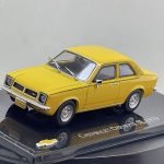 Miniatura die-cast do clássico automóvel brasileiro Chevrolet Chevette SL de 1979. Apresenta pintura na cor amarela. Caracteriza-se pela carroçaria coupé de duas portas, faróis dianteiros quadrados encastrados na grelha preta, para-choques cromados, jantes prateadas detalhadas, chapa de matrícula do Rio de Janeiro "US-6146", inscrição "Chevette SL" na traseira e base expositora com a gravação "CHEVROLET CHEVETTE SL 1979" sob caixa acrílica de proteção.   Tamanho: 3 cm  9 cm  3 cm.Com marcas de tempo de uso