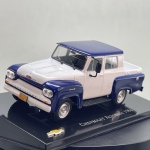 Miniatura die-cast da clássica picape de cabine dupla Chevrolet Alvorada de 1962. Apresenta pintura bicolor em azul-escuro e branco. Caracteriza-se pela carroçaria de quatro portas com área de carga traseira aberta, grelha frontal com a inscrição "CHEVROLET", para-choques e tejadilho detalhados, chapa de matrícula de Goiana (Pernambuco) "20-56", base expositora identificada com "Chevrolet Alvorada 1962" sob caixa acrílica de proteção e tamanho aproximado de 5 cm  12 cm  5 cm. Com marcas de tempo de uso.
