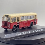 Miniatura die-cast do clássico autocarro Albion Victor VT17AL BACo de 1962. Apresenta pintura bicolor em vermelho e creme com friso verde. Caracteriza-se pelo letreiro de destino "STAR FERRY - KOWLOON CITY 5B", grelha frontal vertical, placas de matrícula "HK4503", portas de acesso abertas, base expositora identificada com "Albion Victor VT17AL BACo 1962" sob caixa acrílica de proteção e tamanho aproximado de 4 cm  11 cm  4 cm. Com marcas de tempo de uso.