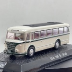 Miniatura die-cast do clássico ônibus alemão IFA H6 B de 1958. Apresenta pintura na cor creme com detalhes e frisos em verde-escuro. Caracteriza-se pelo letreiro superior "WERDAU", grelha frontal detalhada com o emblema "IFA", placas de matrícula "KN 46-50", teto com secção central em tom escuro, engate traseiro e base expositora estilizada em paralelepípedos com a inscrição "IFA H6 B 1958" acompanhada de caixa acrílica de proteção.   Tamanho: Aprox. 5 cm (altura)  15 cm (comprimento)  5 cm (largura) (escala 1/43).Com marcas de tempo de uso.