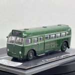 Miniatura die-cast em escala 1/76 da Corgi (linha The Original Omnibus Company, ref. OM41001), referente ao autocarro de piso único AEC Q404 da London Transport Board (1934  Wartime). Apresenta pintura na cor verde da London Transport. Caracteriza-se pelas linhas clássicas da década de 1930/1940, letreiro de destino "312 NEW BARNET STN", inscrição lateral "LONDON TRANSPORT", chapa de matrícula "BXD 528", número de frota "Q7a", certificado de edição limitada (unidade de lote limitado a 9 400 exemplares) e base expositora a simular estrada com caixa de proteção transparente em acrílico.   Tamanho: 4 cm (altura)  11 cm (comprimento)  4 cm (largura).Com marcas de tempo de uso.