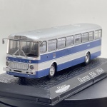Miniatura die-cast do clássico autocarro urbano húngaro Ikarus 556 de 1964. Apresenta pintura bicolor em prateado e azul. Caracteriza-se pela inscrição frontal "I K A R U S", indicação de linha "8 MÁRCIUS 15. TÉR - IRHÁSÁROK", placas identificativas "556", número de frota lateral "45-56", brasão de transporte público e base expositora a simular pavimento em paralelepípedos identificada com "Ikarus 556 1964" e caixa de proteção acrílica.   Tamanho: 4 cm  15 cm  4 cm.Com marcas de tempo de uso.