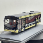 Miniatura die-cast de autocarro urbano moderno da operadora britânica East Yorkshire, na libré temática "Petuaria Express" (Linha X55). Apresenta pintura bicolor em tom azul-escuro com a secção inferior em amarelo. Caracteriza-se pelas inscrições laterais "PETUARIA EXPRESS", grafismos dourados de uma biga romana com cavalos, letreiros digitais com o destino "GILBERDYKE via Elloughton X55", número de frota "368", chapa de matrícula "YX10 EYT" e base expositora rígida com caixa de proteção em acrílico translúcido.   Tamanho: 4 cm (altura)  15 cm (comprimento)  3 cm (largura).Com marcas de tempo de uso.