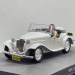 Miniatura die-cast do clássico descapotável MP Lafer na cor branca, réplica do modelo apresentado no filme de James Bond, 007 - Moonraker. Apresenta figura miniatural do condutor ao volante, grelha frontal cromada com faróis auxiliares, jantes de raios prateadas, pneu de reserva traseiro, matrículas amarelas com a inscrição "KG 1881" e base expositora identificada com "MP LAFER  MOONRAKER" e fundo temático sob caixa acrílica de proteção.Tamanho: 3 cm  5 cm  6 cm.Com marcas de tempo de uso.