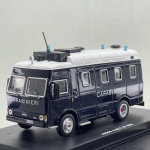 Miniatura die-cast da carrinha/furgão blindado de transporte da polícia italiana "Carabinieri", referente ao modelo Iveco A 55 F 13 de 1981. Apresenta pintura bicolor na cor azul-escuro com teto branco. Caracteriza-se pelas inscrições "CARABINIERI" na frente e nas laterais, luzes de emergência azuis no teto, antena de rádio, projetor e sirene no tejadilho, grelha frontal com o logótipo "IVECO", placas identificativas "E.I. 104 AV" e base expositora rígida com a gravação "IVECO A 55 F 13 1981".