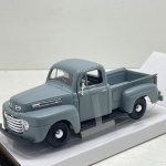 Miniatura die-cast na escala 1/25, fabricada pela Maisto (linha Special Edition), referente à clássica caixote/pickup americana Ford F-1 de 1948. Apresenta pintura acinzendada/cinza fosco. Caracteriza-se pela grelha dianteira cromada, faróis proeminentes, pormenores prateados no capô com inscrição "F-1", jantes pretas com calotas cromadas, caixa de carga aberta detalhada, chapa de matrícula da Califórnia "3TDT883" e embalagem original em caixa temátida de janela transparente.   Tamanho: 7 cm (altura)  18 cm (comprimento)  8 cm (largura).Com marcas de tempo de uso.