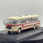 Miniatura colecionável em die-cast do autocarro checoslovaco Skoda 706 RTO de 1963. Apresenta cor creme predominante com faixas horizontais em vermelho. Caracteriza-se pelas suas linhas arredondadas clássicas, grelha frontal ovalada, faróis circulares, grandes espelhos retrovisores pretos destacados, escotilhas no teto, placa identificativa "EM 11-80" e base expositora a simular pavimento em paralelepípedos com a inscrição "Skoda 706 RTO 1963".   Tamanho: 3 cm (altura)  14 cm (comprimento)  3 cm (largura).Com marcas de tempo de uso.