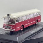 Miniatura colecionável em die-cast referente ao autocarro francês Renault S45 R4210 de 1953. Apresenta pintura bicolor em vermelho e creme (teto e secção superior). Caracteriza-se pela grelha frontal cromada com faróis duplos embutidos, letreiro superior da linha "25 REPUBLIQUE", placas identificativas "184 CY 33", retrovisores laterais brancos, portas de acesso em estilo sanfona e base expositora a simular calçada em paralelepípedos com a inscrição "Renault S45 R4210 1953".   Tamanho: 3 cm (altura)  14 cm (comprimento)  3 cm (largura).Com marcas de tempo de uso.