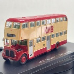 Miniatura colecionável em die-cast (metal com pormenores em plástico) referente ao icónico autocarro de dois pisos AEC Regent V BACO do ano de 1984, com a tradicional libré da Kowloon Motor Bus (KMB) de Hong Kong. Apresenta pintura bicolor em encarnado e bege, com inscrições em destaque nas laterais com a sigla "KMB". Destaca-se pelo extraordinário nível de detalhamento e fidelidade estrutural, incluindo o compartimento do motor dianteiro aberto e detalhado, grelha frontal com faróis integrados, portas de correr operacionais simuladas, letreiro de destino frontal indicador da rota "13A", janelas panorâmicas em ambos os pisos com visibilidade para o interior detalhado com assentos, e matrícula identificativa "AD4792". Equipado com jantes em tom encarnado e pneus em borracha com piso ranhurado. Encontra-se fixado sobre base expositora rígida na cor preta, com a identificação do modelo gravada em letras prateadas na parte frontal ("AEC Regent V BACO 1984").Item em excelente estado geral de conservação, com pintura brilhante, estrutura íntegra e sem faltas. Os componentes transparentes e os autocolantes/grafismos encontram-se perfeitamente preservados.Medidas: 9 cm (altura)  18 cm (comprimento)  8 cm (largura).
