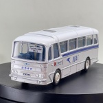 Miniatura colecionável em die-cast (metal com pormenores em plástico) na escala 1/76, fabricada pela EFE (Exclusive First Editions), referente ao clássico autocarro britânico Harrington Grenadier com a libré oficial da companhia aérea BOAC (British Overseas Airways Corporation). Apresenta acabamento exterior na cor branca. Destaca-se pelo rigor dos detalhes estruturais do chassis e da mecânica em relevo no piso inferior, incluindo o rodado duplo na parte traseira com pneus em borracha ranhurados. O chassis em metal ostenta as gravações em relevo originais da marca, escala e modelo: "EFE 1:76" e "HARRINGTON GRENADIER