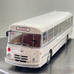 Miniatura colecionável em die-cast (metal com pormenores em plástico) na escala 1/43, referente ao clássico autocarro francês Berliet PLR 10MU. Apresenta pintura em tom creme/branco com frisos laterais acinzentados e inscrição em caligrafia "Compagnie des Autobus de Monaco" na lateral. Destaca-se pelo apurado detalhamento de época, incluindo grelha frontal com o emblema "Berliet", faróis circulares, letreiro frontal com a indicação "SPECIAL", placa de sinalização interna "BUS PARKING", limpadores de para-brisas em miniatura, espelho retrovisor preto, portas pantográficas articuladas simuladas e placa identificativa "F551" com o número "21" na frente. Equipado com jantes escuras e pneus em borracha ranhurados. O chassis inferior rígido em plástico preto apresenta a gravação em relevo original "1/43 BERLIET PLR 10MU".