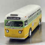 Miniatura die-cast na escala 1/43 do histórico autocarro norte-americano GM TDH 3714. Apresenta pintura tricolor em amarelo, verde-alface e teto branco. Caracteriza-se pelo letreiro frontal com a indicação "CLEVELAND AVE", o número de frota "2857" na frente, anúncio publicitário posterior "HANNA of LEE-HANNA PAINT CO", chapa de matrícula de Alabama "3-2609" e gravação no chassis "1/43 GM TDH 3714 ROSA PARKS".   Tamanho: 7 cm (altura)  20 cm (comprimento)  5 cm (largura).Com marcas de tempo de uso