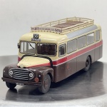 Miniatura die-cast na escala 1/43 do autocarro francês Citroën 46 UAD. Apresenta pintura tricolor em castanho, creme e uma faixa intermédia vermelha. Caracteriza-se pelo capô frontal proeminente com o logótipo Citroën, grelha com faróis circulares, placas identificativas "320 HP 75", indicação da linha "53 CITROEN", letreiro de destino "PARIS-FONTAINEBLEAU-SENS", bagageiro superior vazado no teto com escada de acesso traseira e gravação em relevo no chassis "1/43 CITROËN 46 UAD".   Tamanho: Aprox. 6 cm (altura)  18 cm (comprimento)  5 cm (largura) (escala 1/43).Com marcas de tempo de uso.