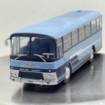 Miniatura die-cast na escala 1/43 do autocarro italiano Fiat 309/1 SDM Menarini. Apresenta pintura bicolor em tons de azul (azul-claro no teto e corpo superior e azul-escuro na secção inferior), acompanhada por frisos laterais prateados e brancos. Caracteriza-se pelo logótipo frontal "M" da Menarini, inscrições "FIAT 309" e "MENARINI", faróis duplos com moldura prateada, espelho retrovisor prateado destacado, placas identificativas "28215 BN" / "BN 2 8215" e gravação em relevo no chassis "FIAT 309/1 SDM MENARINI".   Tamanho: Aprox. 5 cm  23 cm  6 cm (escala 1/43).Com marcas de tempo de uso