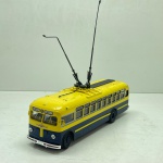 Miniatura colecionável em die-cast (metal com pormenores em plástico) na escala 1/43, produzida pela Ultra Models, referente ao clássico trólebus MTB-82D do ano de 1953. Apresenta pintura bicolor em amarelo vibrante no teto e secção superior e azul-escuro na saia inferior. Destaca-se pelo excecional nível de rigor técnico, incluindo as duas hastes coletoras de corrente (alavancas de trólebus) articuladas no teto, grelha frontal com faróis redondos, indicador de rota " 82 ", limpadores de para-brisas em miniatura, para-choques prateados e janelas ovais de iluminação no teto. Equipado com jantes na cor azul-escuro e pneus em borracha ranhurados.   Item em excelente estado geral de conservação, com pintura viva, estrutura íntegra, hastes preservadas e vidros acrílicos translúcidos. O chassis inferior rígido em plástico moldado apresenta o sistema de transmissão detalhado em relevo e as marcações originais de fabrico: "Scale 1:43 - MTB-82D Trolleybus 1953 - ULTRA MODELS".   Se pretender indicar as dimensões (altura  comprimento  largura) para este lote, posso adicioná-las. Quando desejar dar início às descrições das molheiras de porcelana, é só enviar as imagens/dados!