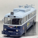 Miniatura die-cast na escala 1/43 referente ao clássico trólebus francês Chausson Vétra APV. Apresenta pintura bicolor em tom azul-escuro na secção inferior e azul-claro no teto e secção superior. Caracteriza-se pelas varas de contacto elétrico (pantógrafos) articuladas no tejadilho, emblema frontal "Chausson", indicação de linha "5", letreiro com o destino "LA HETRAIE", número de frota "28", placas identificativas "8077-EX 76", anúncios publicitários de época nas laterais e traseira ("Prior", "Milliaud") e gravação no chassis "1/43 CHAUSSON VETRA APV".   Tamanho: Aprox. 6 cm (altura sem varas)  24 cm (comprimento)  5,5 cm (largura) (escala 1/43).Com marcas de tempo de uso