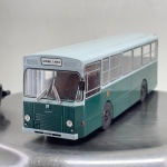 Miniatura colecionável em die-cast (metal com pormenores em plástico) na escala 1/43, referente ao autocarro urbano italiano Fiat 418 AC/M Menarini. Apresenta pintura bicolor em tom verde-escuro na secção inferior e verde-claro/cinza na parte superior. Destaca-se pelo elevado detalhamento de época, incluindo grelha frontal com logótipos "FIAT" e "MENARINI", faróis circulares dianteiros, letreiro frontal com o destino "ARSENALE S. MARCO", para-brisas panorâmico com limpadores duplos cromados em miniatura, espelhos retrovisores, placa identificativa "180091 TS" e janelas amplas em acrílico translúcido com boa visibilidade para o interior. Equipado com jantes na cor verde-escuro e pneus em borracha ranhurados.
