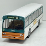 Miniatura die-cast em escala 1/43 do autocarro urbano Heuliez O 305. Apresenta pintura em branco, verde e laranja, letreiros de destino "CARQUEFOU 85 543", publicidade lateral "MICHELIN ZX", matrícula "727 RX 44" e interior detalhado. Com marcas de tempo de uso.