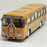 Miniatura die-cast em escala 1/43 de um autocarro de assistência técnica soviético (). Apresenta pintura em tom de amarelo-mostarda com faixas vermelhas na dianteira e traseira, letreiros frontais e inscrições laterais de serviço, janelas detalhadas com cortinas e tejadilho equipado com aberturas de ventilação. Com marcas de tempo de uso.