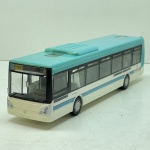 Miniatura die-cast em escala 1/43 do autocarro urbano Irisbus Iveco Citelis da marca Norev. Apresenta pintura em branco e azul-turquesa, letreiros de destino "72", portas laterais operacionais, logótipos Norev e interior detalhado. Com marcas de tempo de uso.