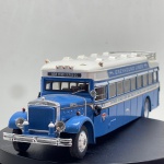Miniatura colecionável em die-cast (metal com pormenores em plástico) na escala 1/50, fabricada pela IDDReplicas, referente ao clássico autocarro rodoviário Mack 6-BK-3S Motorcoach do ano de 1931, na caracterização da emblemática companhia "Greyhound Lines". Apresenta pintura bicolor em azul e branco, acompanhada pelas faixas e logótipos característicos do galgo em corrida. Destaca-se pelo elevado nível de rigor histórico e detalhamento, incluindo letreiro frontal com o destino "NEW YORK EXPRESS", imponente grelha frontal cromada com o ornamento de capô, faróis circulares dianteiros destacados, para-choques duplo cromado, luzes de teto/delimitação, retrovisores e bagageiro superior no teto.   Item em excelente estado geral de conservação, com pintura brilhante, estrutura íntegra e grafismos perfeitamente preservados. O chassis inferior rígido apresenta o tubo de escape detalhado em prateado e as marcações originais de fabrico com o modelo, ano, escala e licença ("1931 Mack 6-BK-3S Motorcoach 1/50 - Made in China  IDDReplicas.com").