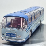 Miniatura die-cast do clássico autocarro Setra Seida S14 em tons de azul e azul-claro. Apresenta inscrições da empresa "La Pamplonesa - Pamplona", contactos telefónicos, grelha frontal com emblema, matrículas "SS - 61257", autocolante de velocidade "80" e tejadilho panorâmico envidraçado. O tamanho aproximado é de 5 cm  15 cm  5 cm. Com marcas de tempo de uso.