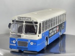 Miniatura die-cast em escala 1/43 do autocarro urbano Pegaso 6035 EMT. Apresenta pintura bicolor em azul e creme, letreiros de destino "61 MONCLOA NARVAEZ", publicidade lateral e traseira "NUEVOS SERVICIOS NOCTURNOS EMT", numeração "622", matrícula "M-6035-P" e interior detalhado. Com marcas de tempo de uso.