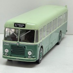 Miniatura die-cast em escala 1/43 do autocarro urbano Fiat 411 ATM Milano. Apresenta pintura em tons de verde, letreiros de destino "E BANDE NERE ORTICA", numeração "2563", matrícula "MI-68 0486", portas de entrada e saída detalhadas e interior visível. Com marcas de tempo de uso.