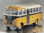 Miniatura die-cast de autocarro clássico japonês da marca MMP (Ebbro). Apresenta pintura bicolor em amarelo e branco com faixa preta, inscrições em caracteres japoneses nas laterais e nos letreiros de destino frontais e traseiros, grelha frontal proeminente com frisos cromados, matrícula "2-17595" e chassi detalhado com roda sobresselente inferior. Medidas: 06 x 17 x 05 cm. Com marcas de tempo de uso.