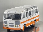 Miniatura die-cast de autocarro clássico (modelo soviético PAZ-652). Apresenta pintura bicolor em branco e laranja com faixas horizontais, claraboias de tejadilho superiores transparentes, grelhas e faróis duplos frontais, jantes em tom laranja, para-choques condizentes e chassi detalhado. Medidas: 07 x 17 x 07 cm. Com marcas de tempo de uso.