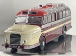 Miniatura die-cast em escala 1/43 do autocarro Krupp Titan O80 da marca IXO Models. Apresenta pintura tricolor em vermelho, creme e prateado, letreiro frontal "ESSEN", tejadilho panorâmico com claraboias, bagageira superior com escada de acesso traseira, matrícula "R72-6490" e interior detalhado. Com marcas de tempo de uso.