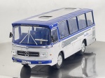 Miniatura die-cast em escala 1/43 do autocarro Mercedes-Benz O 321 H com carroçaria Karosserie Vetter. Apresenta pintura bicolor em azul e branco, logótipos e grafismos "Karosserie Vetter" nas laterais e traseira, grelha frontal com emblema Mercedes-Benz, matrícula alemã "WN-PN 27", tejadilho com claraboias transparentes e interior detalhado com bancos azuis. Com marcas de tempo de uso.