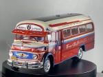 Miniatura die-cast em escala 1/43 do autocarro urbano argentino ("Colectivo") Mercedes-Benz LO 1112 da operadora Transportes La Perlita S.A.. Apresenta pintura rica em detalhes ornamentais estilo fileteado porteño, esquema de cores em vermelho, creme e azul, letreiros de destino "MORENO 6 LA PERLITA", pala de sol frontal sobre o para-brisas, viseiras cromadas, grelha decorada com emblema Mercedes-Benz, matrícula "963-640" da Província de Buenos Aires e interior detalhado. Com marcas de tempo de uso.