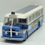 Miniatura die-cast em escala 1/43 do autocarro clássico Pegaso Diesel. Apresenta pintura bicolor em azul e branco, letreiros de destino "11 SOL Dº ESQUERDO", publicidade comercial "KEM Latex", placas de matrícula "M-126438 SP", tejadilho estriado e para-choques cromados. Com marcas de tempo de uso.
