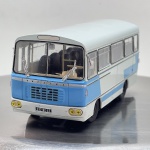 Miniatura die-cast em escala 1/43 do autocarro Berliet PAK. Apresenta pintura em tons de branco e azul. Caracteriza-se pela inscrição "berliet" na grelha frontal, faróis amarelos, matrícula "577 NC 42" e interior detalhado. Com marcas de tempo de uso.