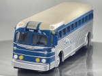 Miniatura die-cast do clássico autocarro norte-americano Greyhound Lines da marca M.T.H. Electric Trains. Apresenta pintura azul, creme e prateada imitando painéis de alumínio canelado, emblema com cão galgo em salto e inscrição "Greyhound Lines" nas laterais, letreiro de destino "YORK", numeração "1980" e acabamentos cromados. Medidas: 06 x 20 x 05 cm. Com marcas de tempo de uso.