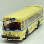 Miniatura die-cast em escala 1/43 do autocarro Brossel Van Hool A98DAR-V2. Apresenta pintura em amarelo com faixa azul, letreiros de destino "CENTRE PL. ROYALE CINQUANTENAIRE" e "CENTRUM KONINGS PL. JUBELPARK", numeração "8303", matrícula "7803.P" e interior detalhado. Com marcas de tempo de uso.