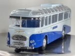 Miniatura die-cast em escala 1/43 do autocarro Lancia Esatau P. Bianchi. Apresenta pintura bicolor em dois tons de azul, tejadilho panorâmico com acristalamento curvo, grelha frontal cromada bipartida com emblema Lancia, matrícula "MI-26 0480" e escada traseira integrada. Com marcas de tempo de uso.