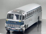 Miniatura die-cast do autocarro clássico norte-americano ACF Brill IC-41 da operadora Southeastern Greyhound Lines, produzida pela American Heritage Models. Apresenta esquema de pintura em azul, prateado e branco com laterais em acabamento canelado, emblema do cão galgo e inscrições "SOUTHEASTERN GREYHOUND LINES", letreiro frontal "1948 ACF BRILL", numeração "1948", matrícula "E-21527" da Geórgia e para-choques cromados. Medidas: 06 x 21 x 04 cm. Com marcas de tempo de uso.
