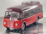 Miniatura die-cast em escala 1/43 do autocarro clássico Fiat 626 RNL. Apresenta pintura bicolor em dois tons de vermelho e bordeaux com frisos prateados, grelha frontal proeminente com emblema Fiat, bagageira de tejadilho com escada de acesso traseira, matrícula "UD-4 4753" e interior detalhado. Com marcas de tempo de uso.